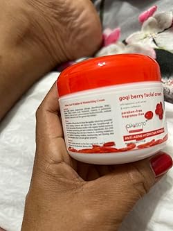 BeautyStarts Berry Facial Cream held in hand – Moisturizing and refreshing cream for a radiant complexion.